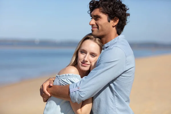 Atrakcyjna Para Przytulanie Plaży — Zdjęcie stockowe