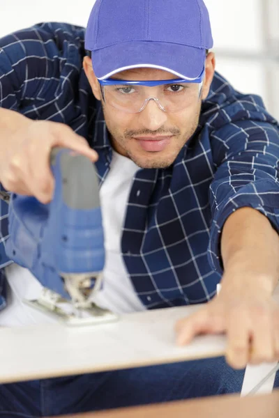 Fokus Snickare Sågning Trä Kartong — Stockfoto