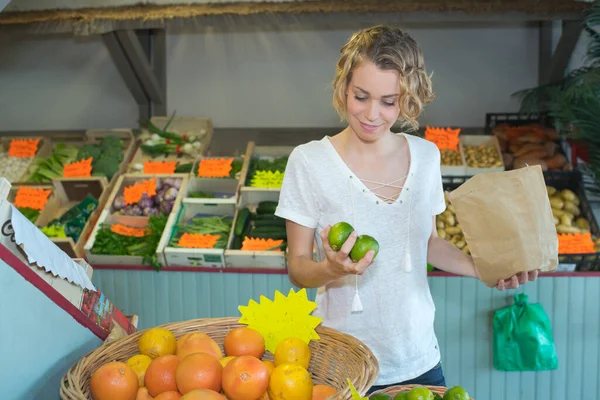 Alegre Bela Jovem Vendedora Feminina Loja Frutas — Fotografia de Stock