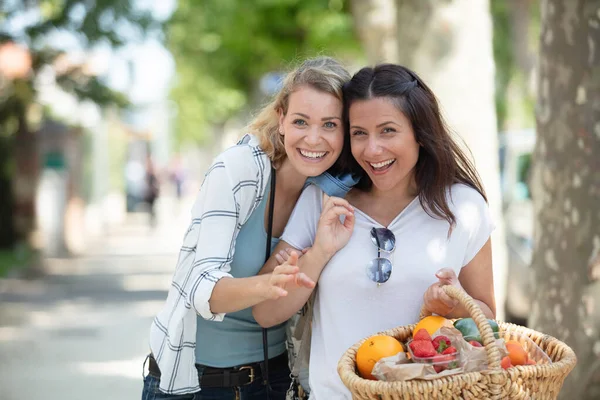 Приветливые Женщины Покупки Овощей Местном Рынке — стоковое фото