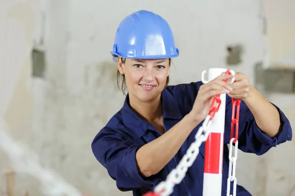 Feliz Mujer Trabajador Fijación Cadenas —  Fotos de Stock