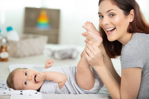 Uma Mulher Feliz Com Bebê — Fotografia de Stock