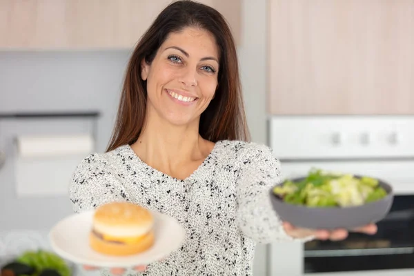 Donna Che Tiene Mano Hamburger Insalata Fresca — Foto Stock