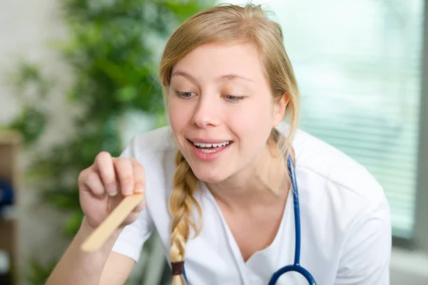Krankenschwester Fordert Den Patienten Auf Den Mund Aufzumachen — Stockfoto