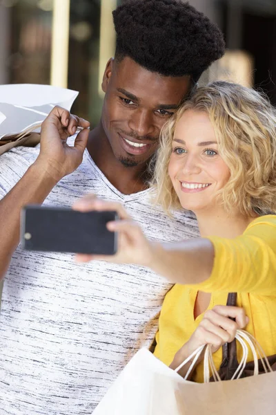 Casal Feliz Tomando Selfie Depois Fazer Compras Com Muitos Sacos — Fotografia de Stock