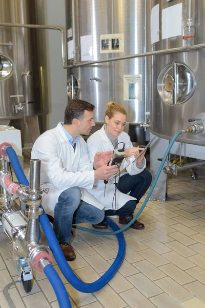Arbeiter Überprüfen Einen Bottich Für Die Weinherstellung — Stockfoto