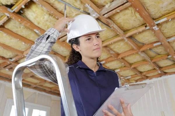 Female Builder Working Clipboard Site — Stock Photo, Image