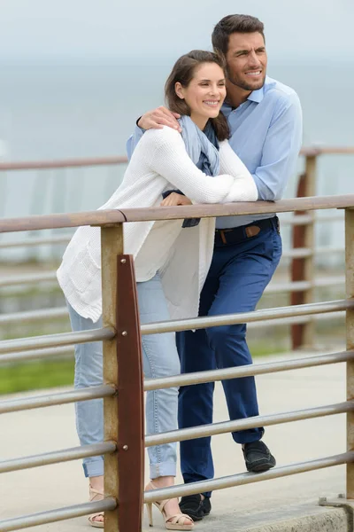橋の上の魅力的なカップルの完全な長さのビュー — ストック写真