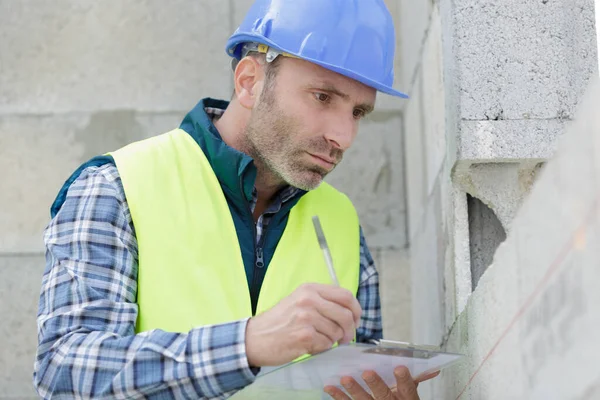 Mérnök Jegyzeteket Miközben Egy Építkezést Vizsgál — Stock Fotó