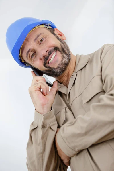 Uśmiechnięty Budowniczy Człowiek Twardym Kapeluszu Pomocą Telefonu Komórkowego — Zdjęcie stockowe