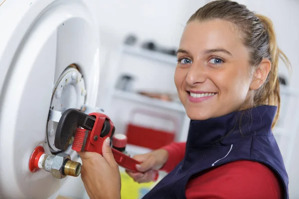 Woman Using Heavy Duty Wrench — Stock Photo, Image