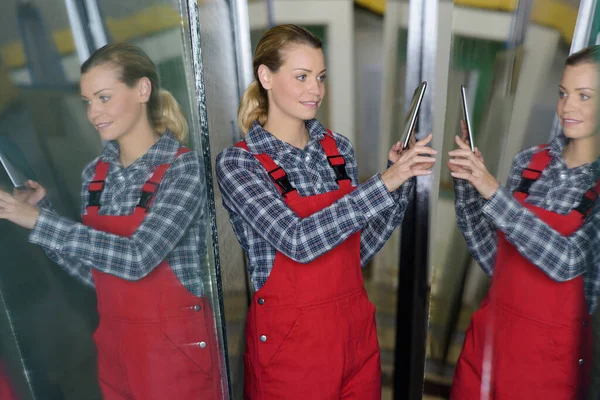 Vrouwelijke Werknemer Met Behulp Van Een Telefoon Voor Spiegel — Stockfoto