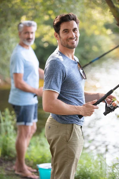Homem Sênior Pesca Com Seu Neto — Fotografia de Stock