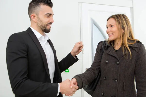 Young Lady Taking Keys Male Real Estate Agent — Stock Photo, Image