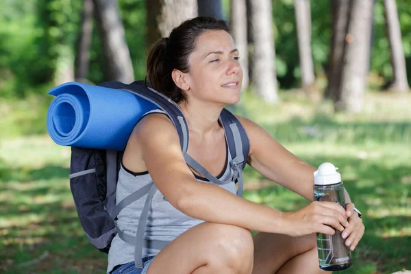 Female Hiker Backpack Taking Rest Drinking — Stock Photo, Image