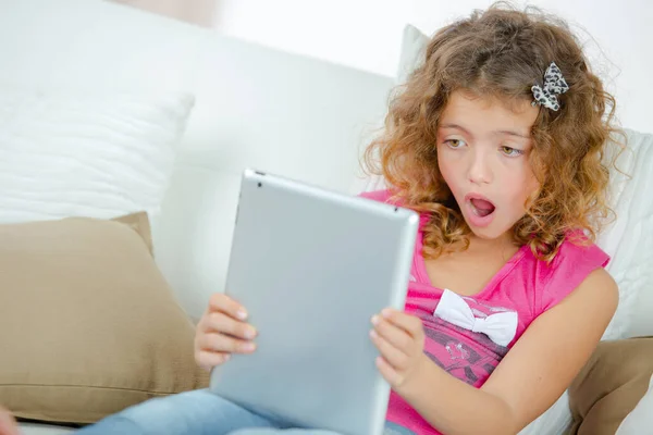 Menina Bonito Usando Tablet Digital — Fotografia de Stock
