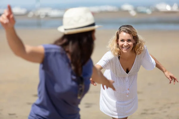 Zwei Freundinnen Haben Spaß Auf Dem Meer — Stockfoto
