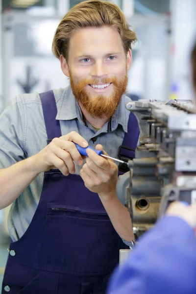 Happy Man Talking Apprentice Engine Fixing — Stock Photo, Image