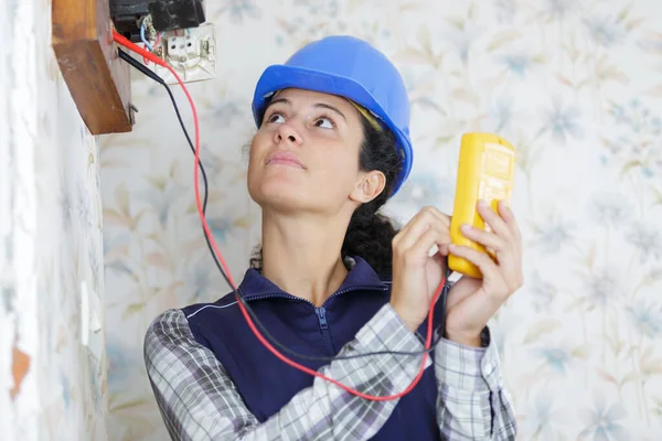 一位女工正在测量电流 — 图库照片
