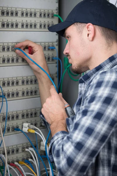 Eletricista Trabalhando Interruptor Energia Elétrica Placa Fusível — Fotografia de Stock
