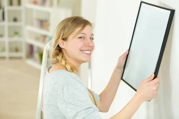 Woman Hanging Blank Picture Wall — Stock Photo, Image