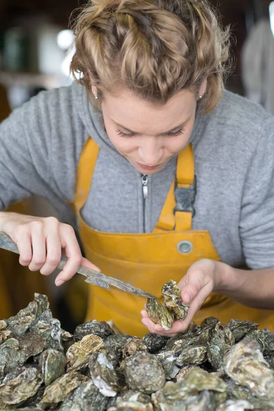 Female Worker Opening French Oysters — Stock Photo, Image