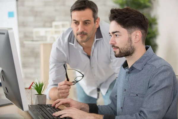 Dos Hombres Negocios Trabajando Una Computadora — Foto de Stock