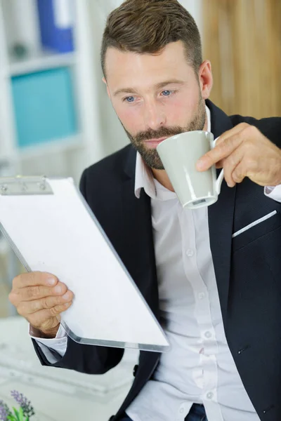 Komoly Üzletember Kávéfogyasztás Hivatalban — Stock Fotó
