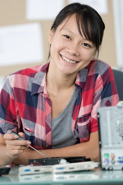 Glad Ung Kvinnlig Tekniker — Stockfoto