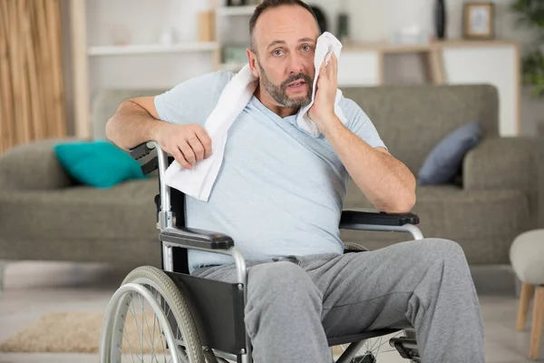 Ανάπηρος Άνδρας Σκουπίζει Ιδρώτα Από Μέτωπό Του Μετά Την Άσκηση — Φωτογραφία Αρχείου