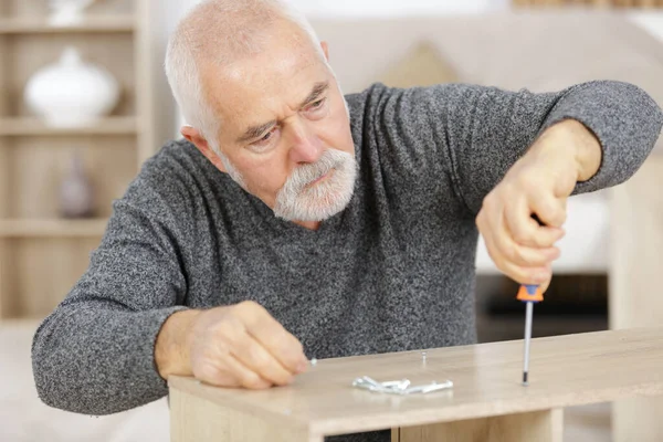 Ältere Mann Mit Schraubenzieher Während Herstellung Bücherregal — Stockfoto