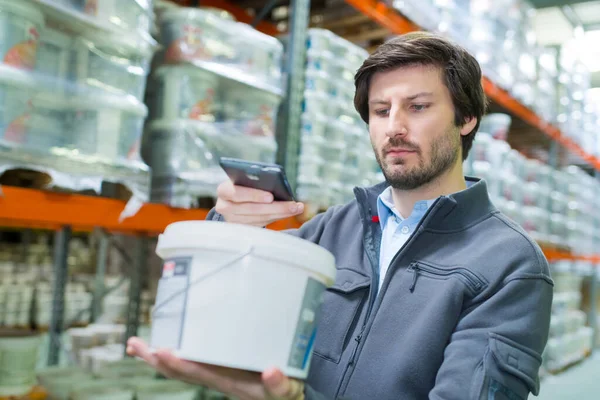 Storeman Scanning Product Plastic Container Smartphone — Stock Photo, Image