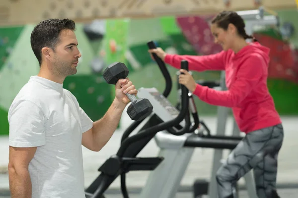 Junge Frau Trainiert Mit Personal Trainer Fitnessstudio — Stockfoto
