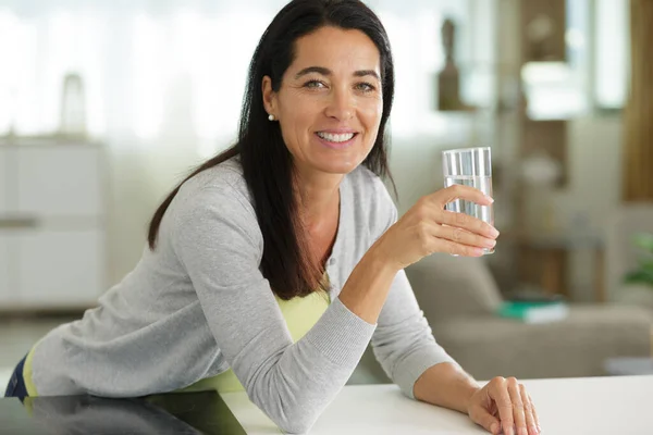 女子手拿着的杯子里的水的特写 — 图库照片