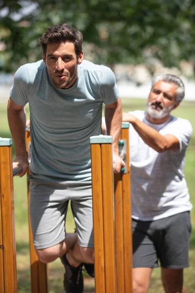 Man Training Chin Bar Samen Met Ouderling Coach — Stockfoto