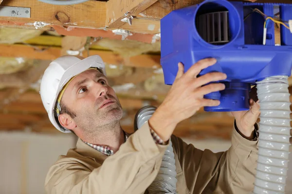 Uomo Montaggio Scatola Ventilazione Nel Soffitto — Foto Stock