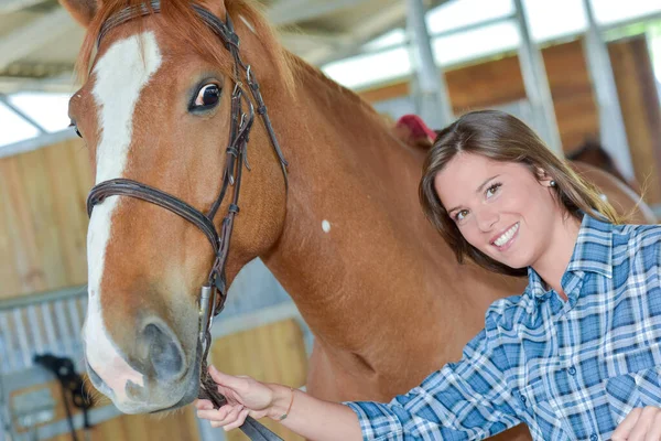 Uma Mulher Feliz Com Cavalo — Fotografia de Stock