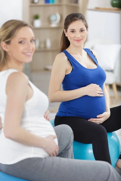 Zwangere Vrouwen Zittend Blauwe Bal — Stockfoto