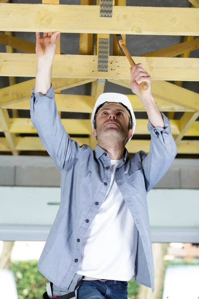 Чоловічий Будівельник Використовуючи Інструмент Дерев Яних Поверхнях Даху — стокове фото