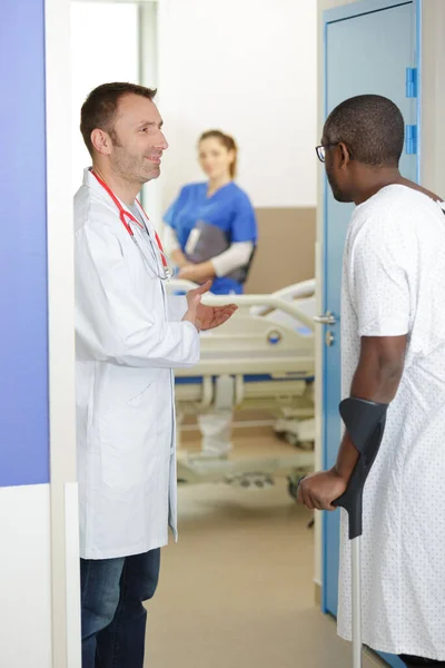 Hastanede Duran Başarılı Tıp Doktorları Takımı — Stok fotoğraf