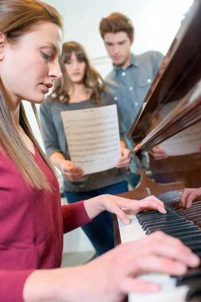 Vrouw Spelen Piano Twee Jonge Mensen Luisteren — Stockfoto
