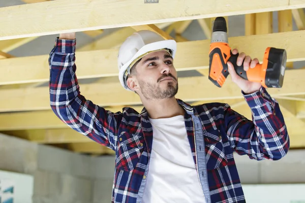Bauarbeiter Mit Helm Auf Dem Dach Eines Fachwerkhauses — Stockfoto