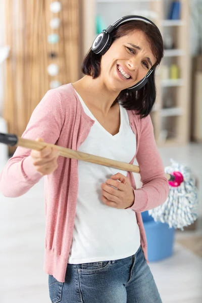 Carefree Happy Young Woman Cleaning House Living — Stock Photo, Image