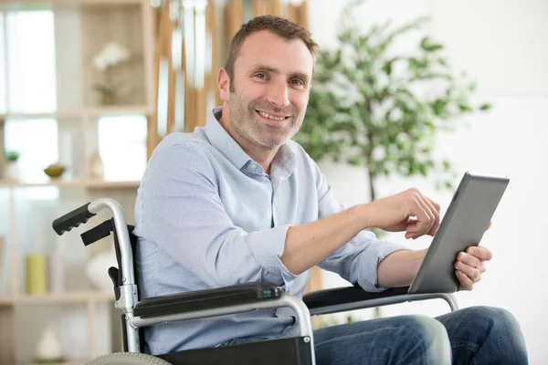 Άνθρωπος Αναπηρική Καρέκλα Χρήση Ψηφιακού Δισκίου — Φωτογραφία Αρχείου