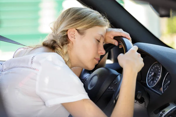 Stresli Kadın Sürücü Arabasında Oturuyor — Stok fotoğraf