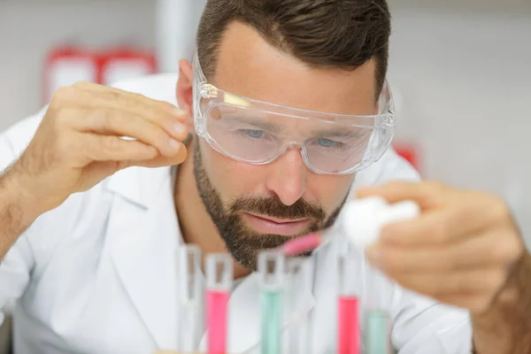 Mann Arbeitet Einem Labor — Stockfoto