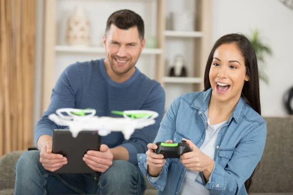 Glückliches Paar Mit Moderner Drohne — Stockfoto