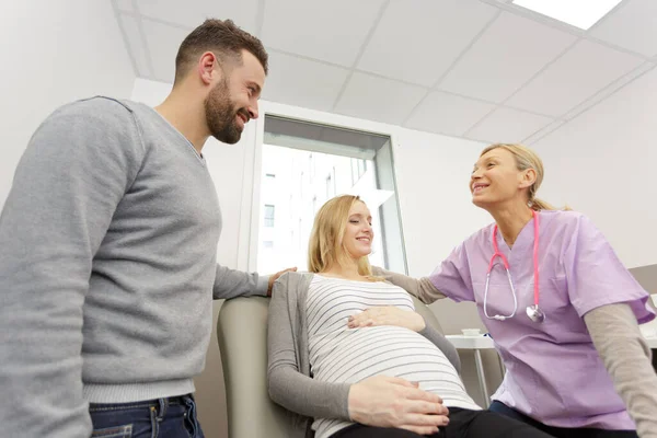 Zwangere Vrouw Echtgenoot Tijdens Consultatie — Stockfoto