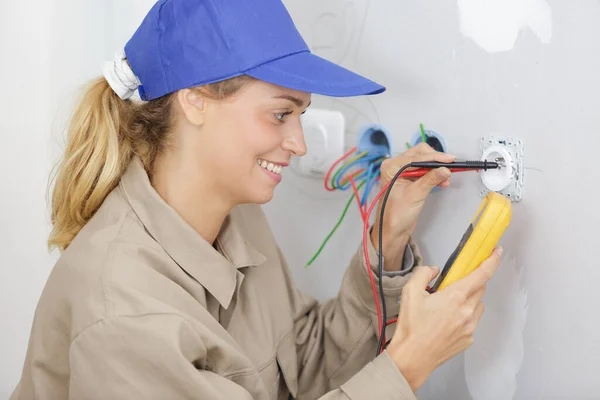Portrait Woman Measuring Electrical Current — Stock Photo, Image