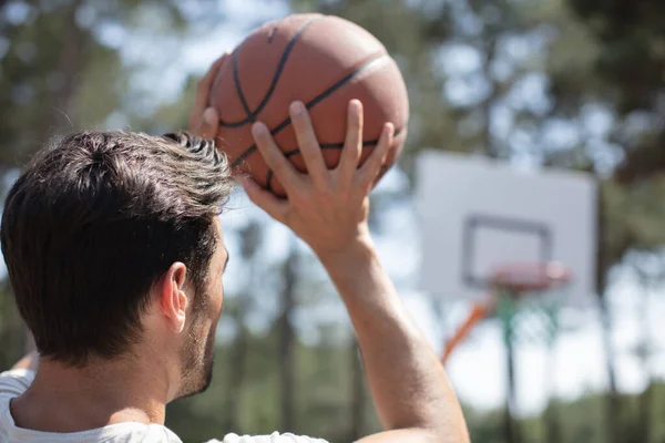 在白色背景上扣篮的篮球运动员 — 图库照片